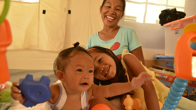 POST-YOLANDA. After Haiyan destroys houses in the Visayas, WAYCS provides safe space where women are able to care for their children below 5 years old. Photo by Haasanthi Jayamaha/World Vision
