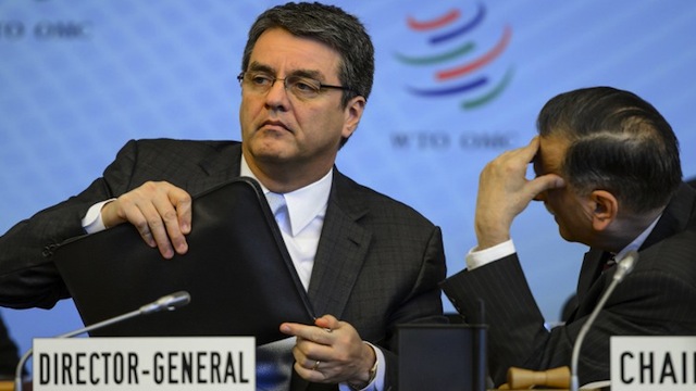 WTO Director-General Roberto Azevedo of Brazil (L) looks on next to the chairperson of the general meeting, Ambassador Shahid Bashir (R), on November 26, 2013 in Geneva, after a crunch general council meeting to decide whether they could put a deal on the table at a make or break summit next month. AFP PHOTO / FABRICE COFFRINI