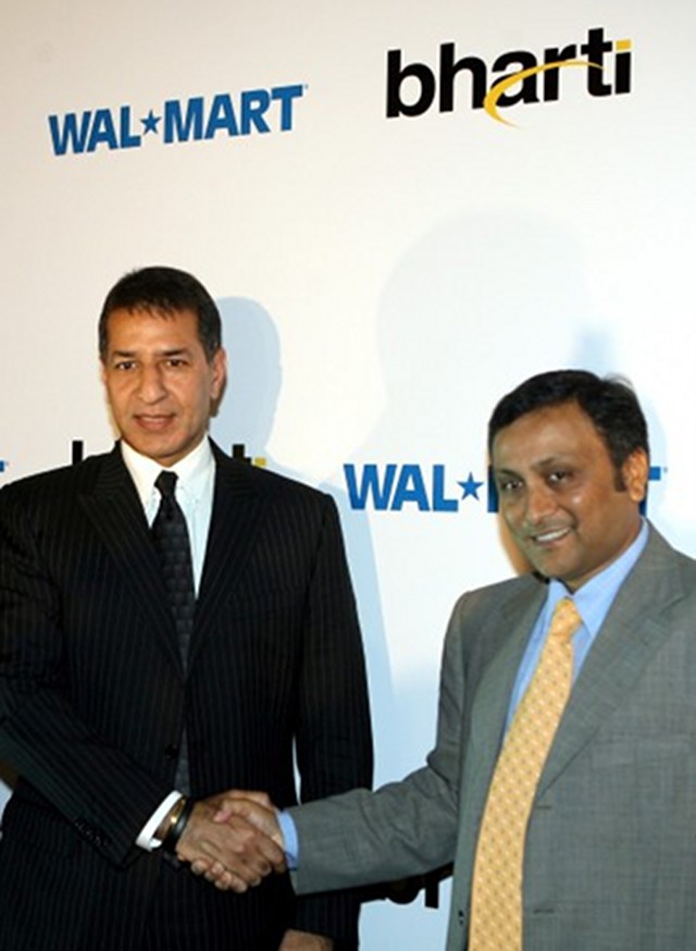 NO LONGER PARTNERS. This August 6, 2007 photograph shows India's Bharti Enterprises managing director Rajan Bharti Mittal (L) shaking hands with Raj Jain, president of US company Wal-Mart's operations in India, during a press conference in New Delhi. File photo by AFP