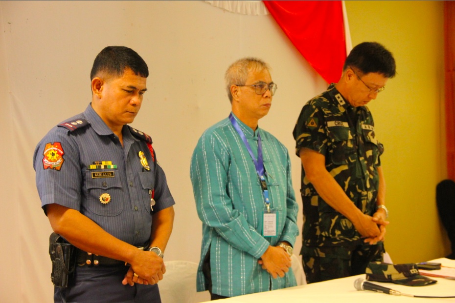 THE ORGANIZERS: (From left) Police Supt Devin Ceriales, deputy provincial commander; Atty Tomas Valera, provincial election supervisor; and Maj Gen Ricardo Rainer Cruz III, commander of the Army's 1st Infantry Division. Photo by Gualberto Laput