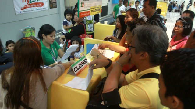 NO BOARDING. Passengers line up in closed Zest Air counters to inquire about their cancelled flights. Photo by Rappler