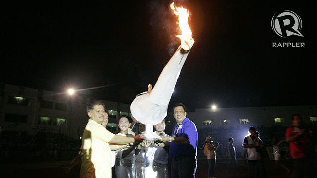 MASSIVE TORCH. DepEd and NegOr officials in the torch-lighting. Photo by Rappler/Josh Albelda.