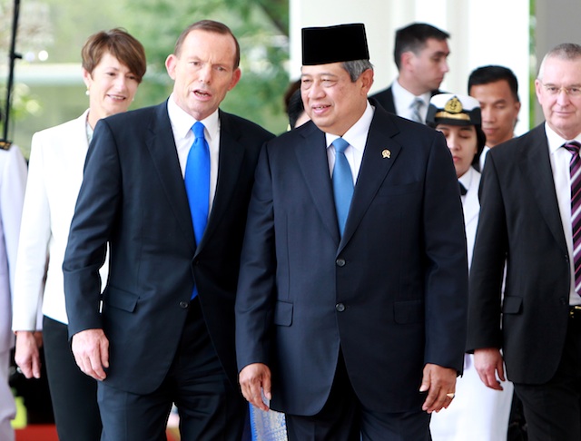 HAPPIER TIMES. Australian Prime Minister Tony Abbott (L) talks to Indonesian President Susilo Bambang Yudhoyono (R) as Abbott arrives at the Presidential Palace in Jakarta, Indonesia, 30 September 2013. EPA/Adi Weda