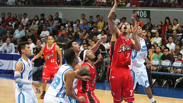 FULL THROTTLE. The Alaska Aces went full throttle and blew away San Mig Coffee to come away with their fourth win. Photo by KC Cruz/PBA Images