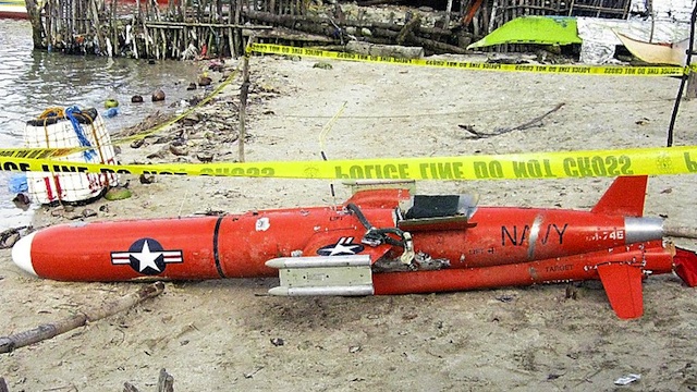 FOUND OFF MASBATE. This handout photo released by Philippine National Police (PNP) Masbate on January 7, 2013 shows an unmanned aerial vehicle recovered by Philippine fishermen, which Philippine naval and police authorities believe is a US drone, after it was recovered in waters off San Jacinto town, Masbate province, central Philippines. AFP PHOTO/PNP-MASBATE/PO3 ERWIN YUSI RIVERA