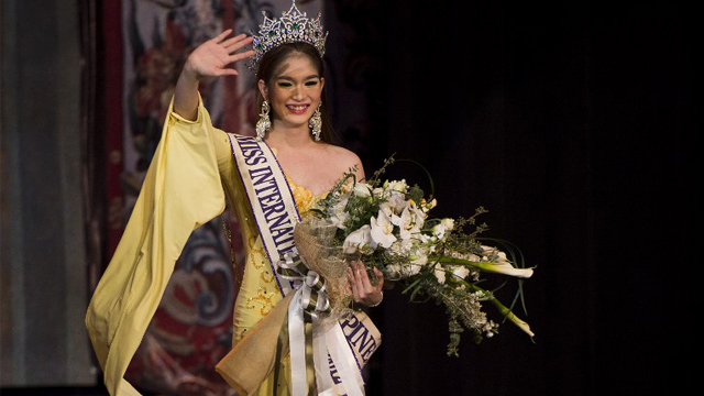 ALL SMILES. Kevin Balot waves after being crowned Miss International Queen 2012. AFP Photo.