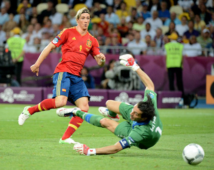 GOLDEN BOOT: Spanish forward Fernando Torres (L) scores against Italian goalkeeper Gianluigi Buffon in the 84th minute.