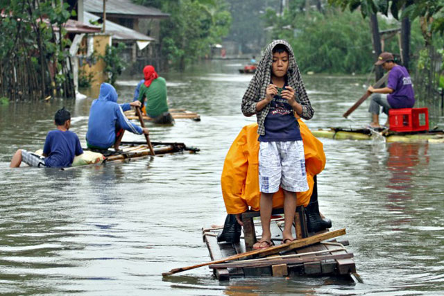SUBMERGED. Heavy rains caused by Tropical Depression Agaton brought flood waters submerging houses in Butuan City, Agusan del Norte, January 17, 2014. Photo by Erwin Mascarinas/AFP
