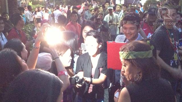 Jericho Rosales surrounded by avid fans