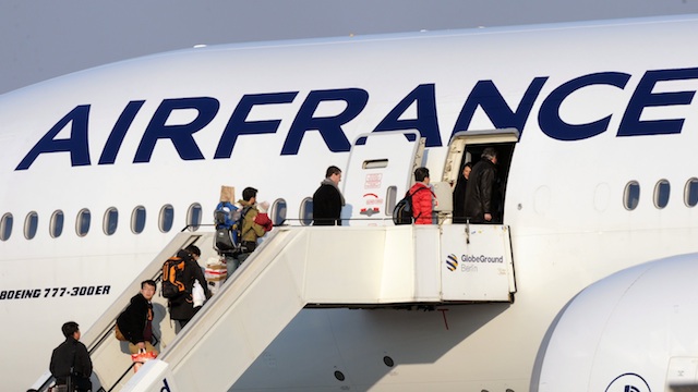 DISAPPEARING ACT. Gold bars worth $2.1 million were stolen in an Air France flight from Paris to Zurich. In this file photo, passengers board an Air France plane in Berlin, Germany. EPA Soeren Stache