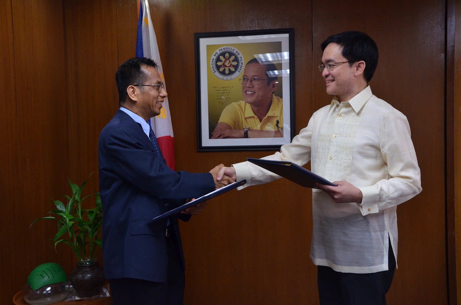 NEW NSCB SECRETARY GENERAL. (From left) Socioeconomic Planning Secretary Arsenio Balisacan shakes the hand of Dr. Jose Ramon Albert who becomes the NSCB's 3rd Secretary General. Photo taken by Leody Barcelon of the National Economic and Development Authority.