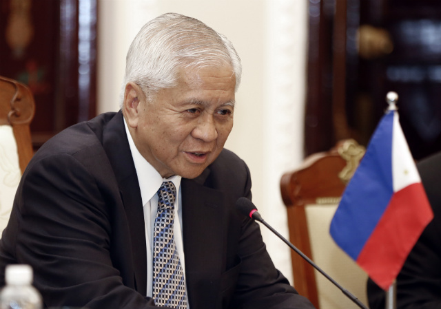 BOOSTING TIES. Philippine Foreign Secretary Albert del Rosario talks to Vietnamese Foreign Minister Pham Binh Minh (not in photo) during a meeting at the Government Guest House in Hanoi, Vietnam, another claimant country in the South China Sea, on July 2, 2014. File photo by Luong Thai Linh/EPA