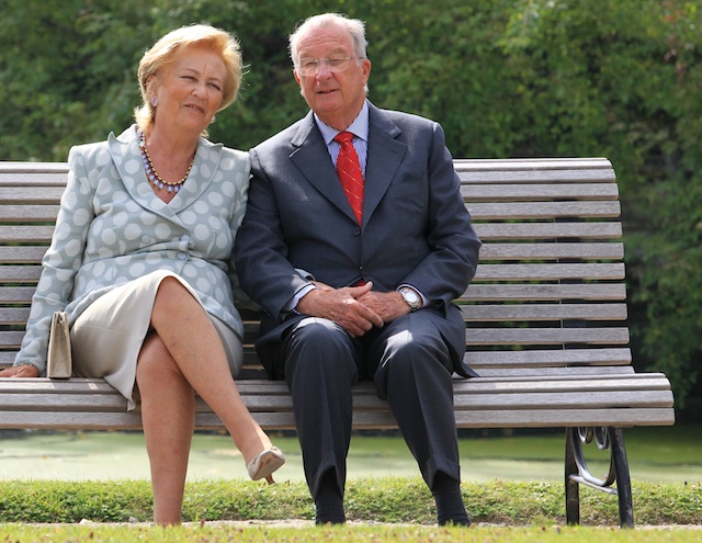 STEPPING DOWN. King Albert II of Belgium is set to announce his abdication. In this photo, Albert II (R) and Queen Fabiola of Belgium pose during a Belgian Royal Family photo shoot at the Castle of Laeken in Brussels, Belgium, 02 September 2012. EPA/Olivier Hoslet