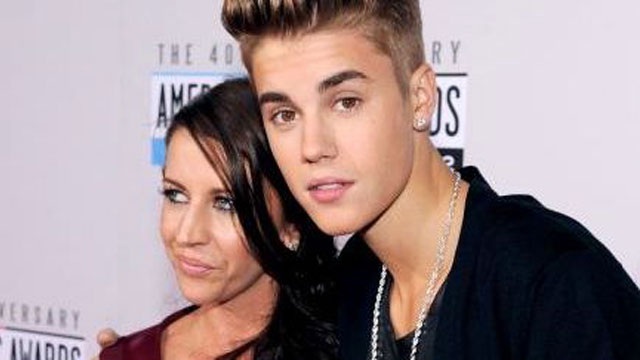 BIG DATE. Justin Bieber with mom Patricia "Pattie" Lynn Mallette at the American Music Awards 2012 red carpet. Image from the Justin Bieber Zone! Facebook page