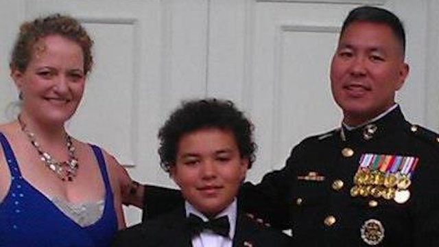 MILITARY MAN. Anikow (R) with his wife Laura and eldest son Jake. Photo from Facebook