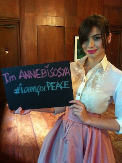 Anne Curtis at the #iamforPeace launch, September 14, 2012. Image courtesy of the I Am for Peace official page on Facebook.