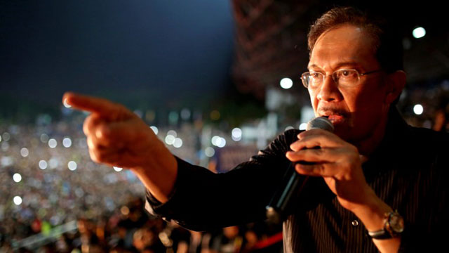 NOT GIVING UP. Malaysian opposition leader Anwar Ibrahim speaks during a rally at a stadium in Kelana Jaya, Selangor on May 8, 2013. Thousands of Malaysians dressed in mourning black gathered May 8 to denounce elections which they claim were stolen through fraud by the coalition that has ruled for 56 years. AFP PHOTO / MOHD RASFAN