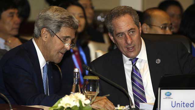 UPBEAT. US Secretary of State John Kerry (L) and US Trade Representative Michael Froman (R) during the APEC Ministerial meeting Summit in Nusa Dua, Bali, Indonesia. Photo by Dita Alangkara/EPA