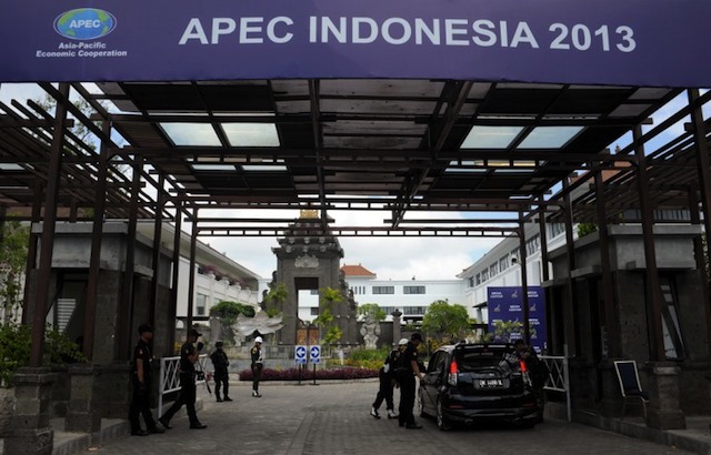 SECURITY. Members of security check a car at the entrance to the media centre and other venues holding various sessions of the Asia-Pacific Economic Cooperation (APEC) summit in Nusa Dua on the Indonesian resort island of Bali on October 6, 2013. AFP / Richard A. Brooks