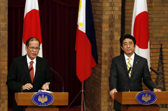 BOOSTING TIES. Philippine President Benigno Aquino (left) and Japanese Prime Minister Shinzo Abe (right) attend a joint news conference at the prime minister's official residence in Tokyo, Japan on June 24, 2014. Photo by Yuya Shino/Pool/EPA