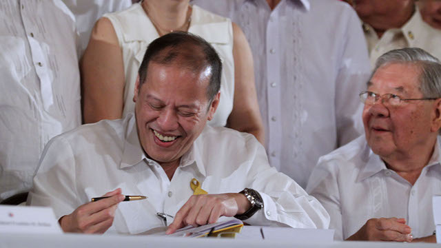 RELEASE DOCUMENT. The budget department says the 2014 budget is the official release document, effectively scrapping the SARO system. Malacañang says it's an anti-corruption initiative but critics say it removes the paper trail of government funds. File photo of 2014 budget signing by Lauro Montellano Jr/Malacañang Photo Bureau