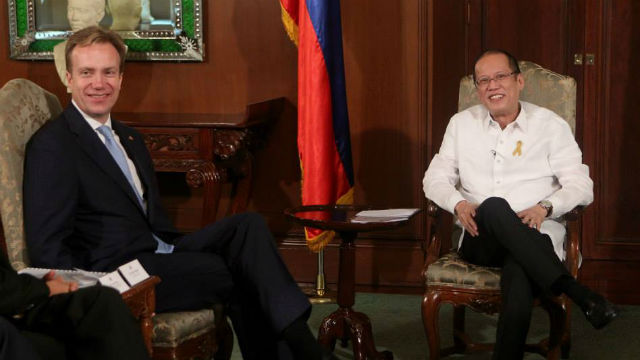 PEACE TALKS. President Benigno S. Aquino III talks with Norwegian Foreign Minister Borge Brende during the latter's courtesy call in Malacañang on Thursday, January 19. Photo from the Malacañang Photo Bureau/ Benhur Arcayan