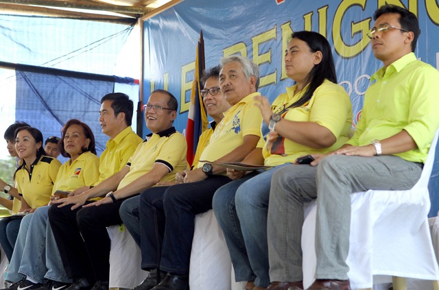 ROXAS FACTOR. Team PNoy boasts of the LP’s strength and machinery in Western Visayas because of the “Roxas factor.” President Aquino visited Roxas’ home province of Capiz on April 10 with the Interior Secretary to endorse local LP candidates. Photo by Malacañang Photo Bureau