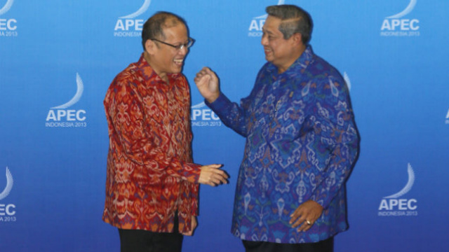 'CONSTANT FRIEND.' Philippine President Benigno Aquino III (L) is greeted by Indonesian President Susilo Bambang Yudhoyono (R) during the gala dinner at the Asia-Pacific Economic Cooperation CEO Summit in Nusa Dua, Bali, Indonesia, Oct 7, 2013. Photo by EPA/Made Nagi/Pool