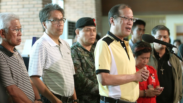 HANDS ON: President Benigno Aquino III answers media queries at the Zamboanga International Aiport. Malacañang photo
