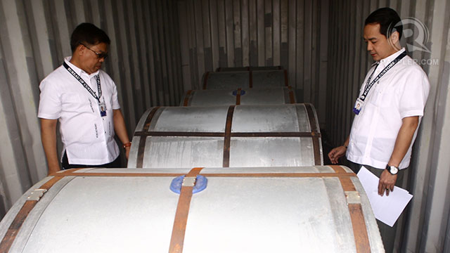 SMUGGLED. Bureau of Customs deputy commissioner Ariel Nepomuceno inspects one of the 26 container vans containing misdeclared steel products apprehended at the Manila port. Photo by Jose Del/Rappler