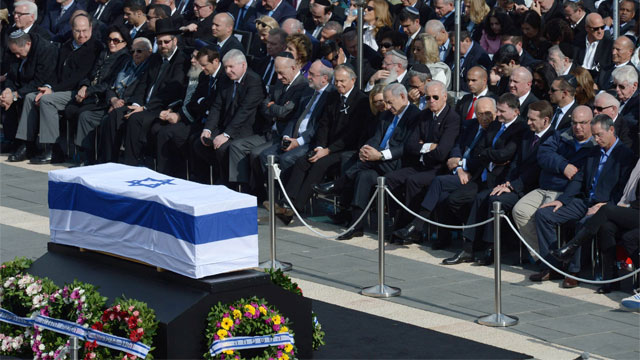FINAL REST. A handout picture provided by the Israeli Government Press Office (GPO) shows dignitaries and foreign leaders with the coffin during the funeral ceremony of former Israeli Prime Minister Ariel Sharon in Jerusalem, Israel on January 13, 2014. Photo by Amos Ben Gershom/EPA/GPO