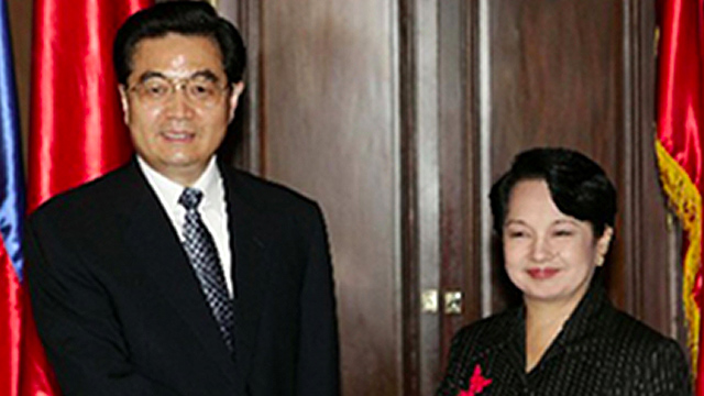 STRONG TIES. Former President Gloria Macapagal-Arroyo welcomes Chinese President Hu Jintao in the latter's state visit to the Philippines in 2005. Photo courtesy of the Chinese embassy in the Philippines
