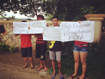 4 Arroyo supporters await her arrival in La Vista. Photo by Carmela Fonbuena.