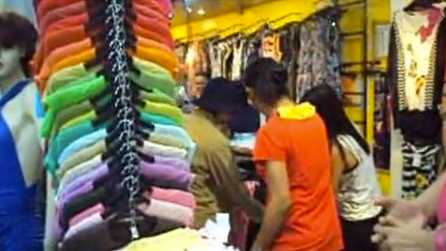 EVEN STARS SAVE. Anne Curtis seen shopping in Divisoria in a YouTube video (whywouldifoolyou)