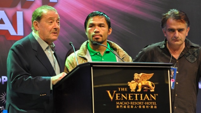 THREESOME. Manny Pacquiao is flanked by Top Rank's Bob Arum to his right, and Michael Koncz to this left. Photo by Edwin Espejo/Rappler