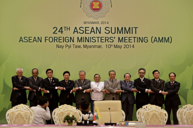 TOP DIPLOMATS. Foreign ministers in the Association of Southeast Asian Nations, including Philippine Foreign Minister Albert del Rosario (first from left), pose for a photo during the ASEAN Foreign Ministers' Meeting at the 24th ASEAN Summit in Naypyitaw, Myanmar on May 10, 2014. Photo by Nyein Chan Naing/EPA