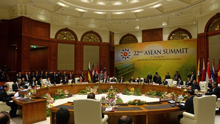 IN SESSION. This general view shows leaders attending the start of round table meetings at the Association of Southeast Asian Nations (ASEAN) summit in Bandar Seri Begawan on April 25, 2013. AFP PHOTO / ROSLAN RAHMAN 