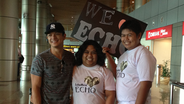 AVID FANS. Fans from Malaysia take a photo with Echo at Kuching International Airport. His series co-starring Kristine Hermosa, 'Pangako Sa 'Yo,' is still airing in Malaysia, says girlfriend Kim.