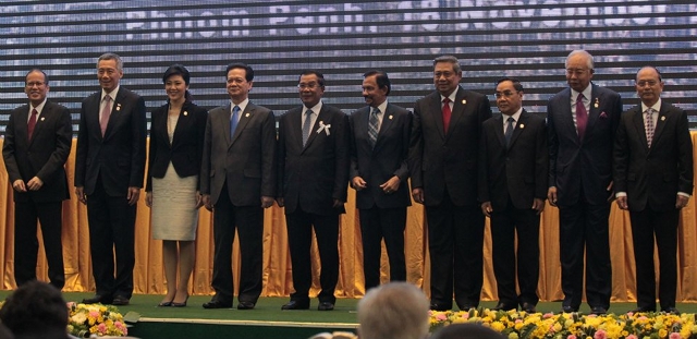 'VITAL FORUM.' President Aquino poses with fellow ASEAN leaders for the traditional Group Photo Souvenir during the Opening Ceremony of the 21st ASEAN Summit and Related Summits in Phnom Penh, Cambodia. Photo by Malacañang Photo Bureau  