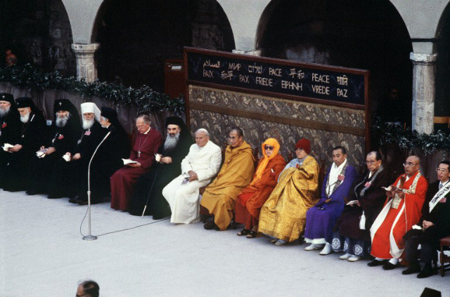 DAY OF PRAYER. Leaders of world religions gather in Assisi on Oct 27, 1986 for a historic event convened by the late Pope John Paul II. Photo by AFP