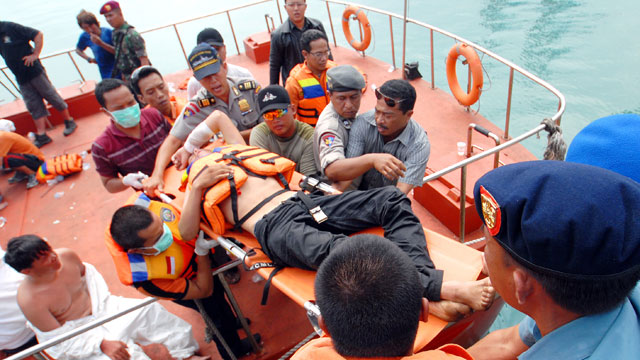 RESCUE. Indonesian rescuers evacuate an injured asylum-seeker survivor during a rescue operation at Merak seaport, Banten Province in August 2012. File photo by EPA/Tubagus