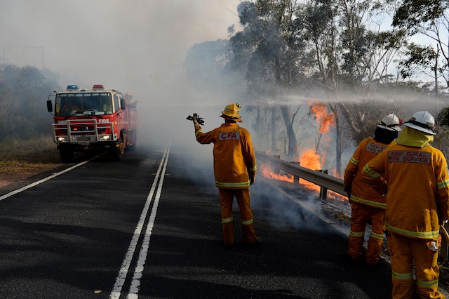 FIGHTING THE FLAMES. New South Wales Rural Fire Service and Victorian Country Fire Authority (CFA) firefighters strengthen containment lines on the Darling Causeway near the township of Bell in the Blue Mountains, west of Sydney, Australia, 21 October 2013. EPA/Dan Himbrechts