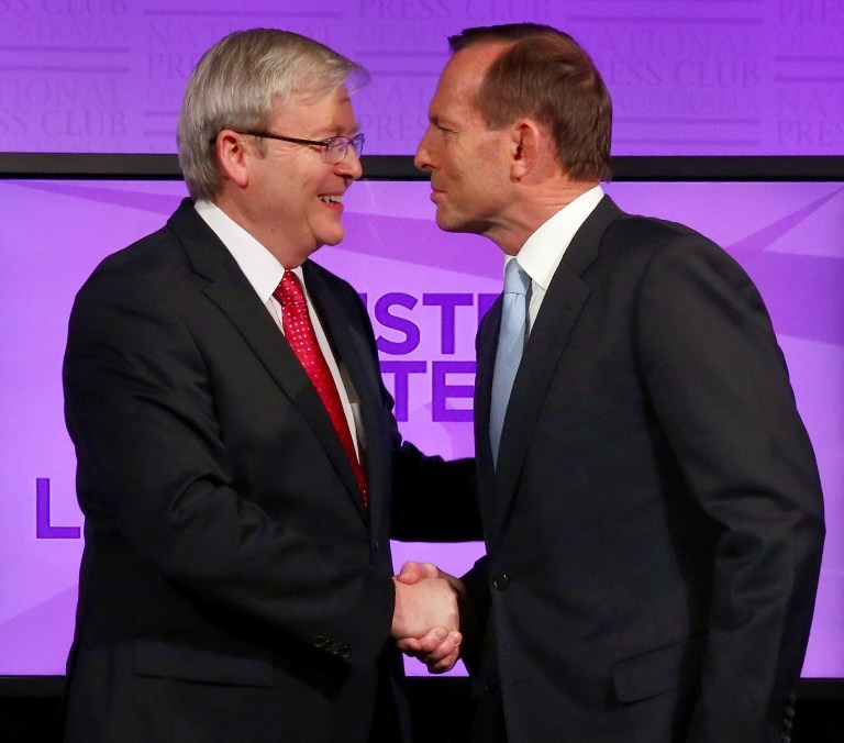 FACE OFF. In this file photo taken on August 11, 2013 shows Australian Prime Minister Kevin Rudd (L) shaking hands with conservative opposition leader Tony Abbott (R) at the National Press Club in Canberra before a debate. AFP/FILES/Andrew Meares