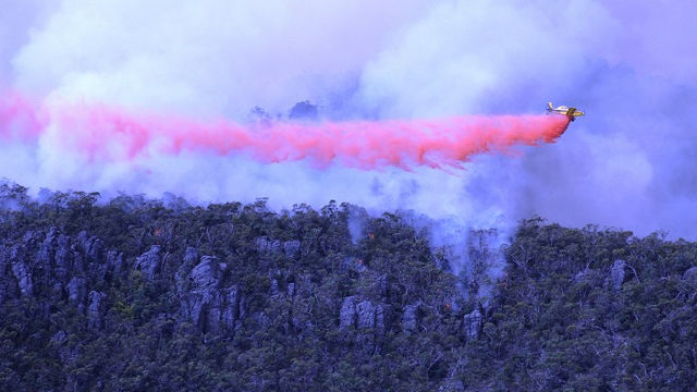 HEATWAVE. This handout from the Victoria Country Fire Authority on January 17, 2014 shows a prop plane dropping fire retardant material over bushfires in the Grampians in Victoria, Australia. Victoria Country Fire Authority (CFA)/AFP