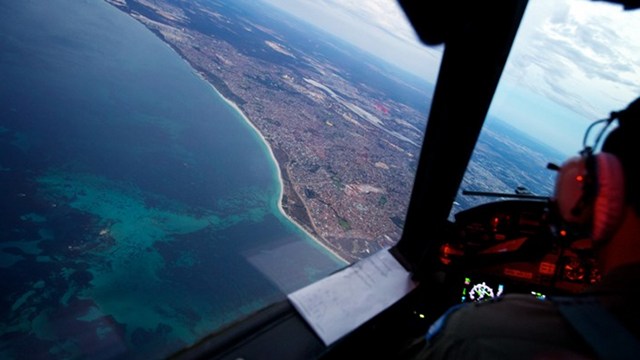 STILL SEARCHING. This picture taken on March 24, 2014 shows crew members on board an RAAF AP-3C Orion crossing the coast of Perth, having just completed an 11 hour search mission for missing Malaysia Airways flight MH370 before landing at the RAAF Pearce airbase in Perth. Photo by Richard Wainwright/AFP photo/Pool