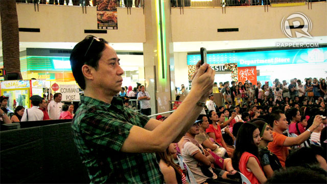 THE GIFT OF MUSIC. Audie Gemora brings a stellar performance to the Trinoma Activity Center. Photo by Krista Garcia