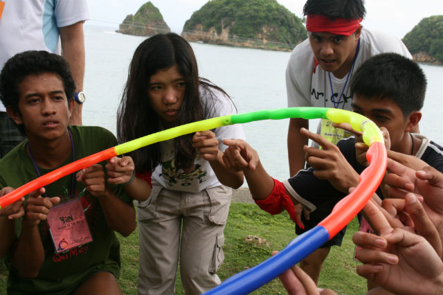 PAY IT FORWARD. Participants of the first Catanduanes Student Leaders Congress (CSLC) take on the Helium Hoop Challenge. The CSLC was initiated by AYLC alumni. Photo courtesy of the Ayala Foundation