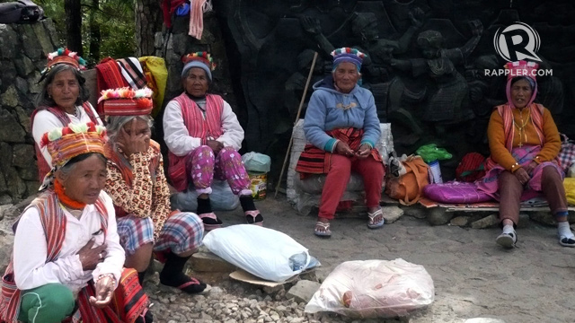 COOL WEATHER. Locals bundle up when it's colder than usual. Photo by Dave Leprozo Jr/Rappler