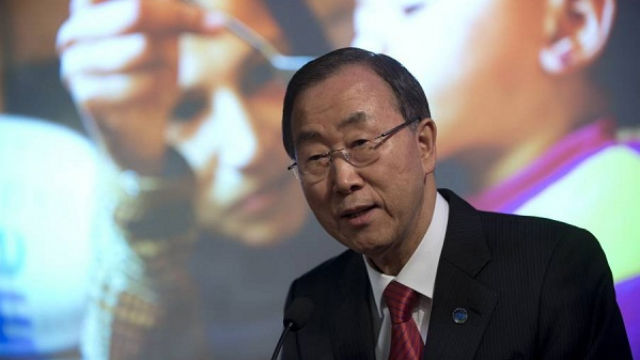 COMMITMENT TO ACTION. UN Secretary General Ban Ki-moon and over 50 others sign the Zero Hunger Challenge Declaration at the World Economic Forum in Davos, Switzerland. Photo by The WFP 