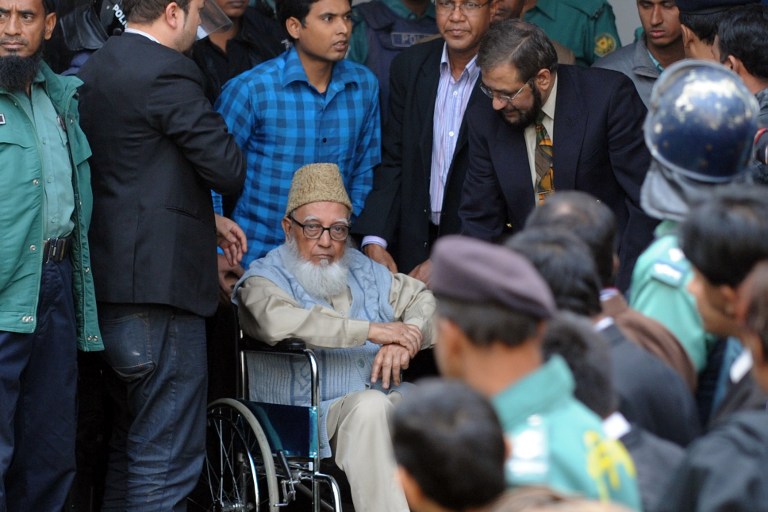 CONVICTED. In this photograph taken on January 11, 2012, former head of the Islamist Jamaat-e-Islami party, Ghulam Azam (C), is escorted by security personnel and lawyers as he emerges from the Bangladesh International Crimes Tribunal in Dhaka. Photo by AFP/ Munir uz Zaman/Files